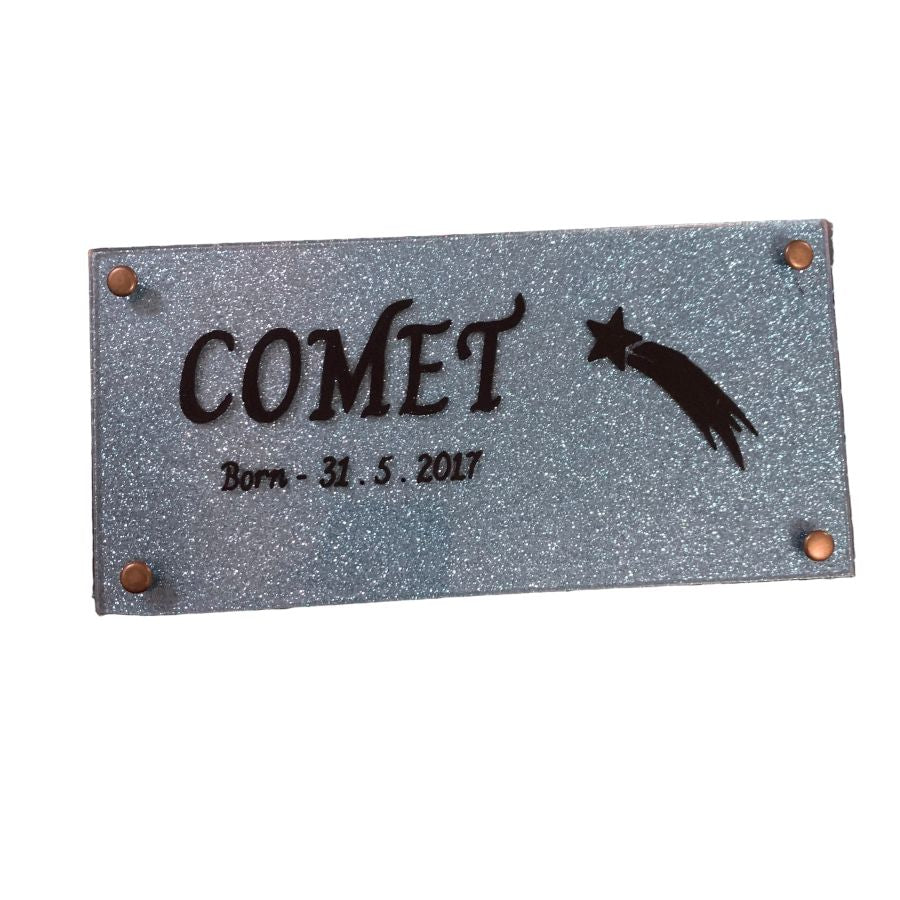 Rectangular sign with 'COMET' and horse silhouette on a white background